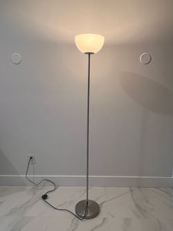 Standing lamp. Silver metal rod.