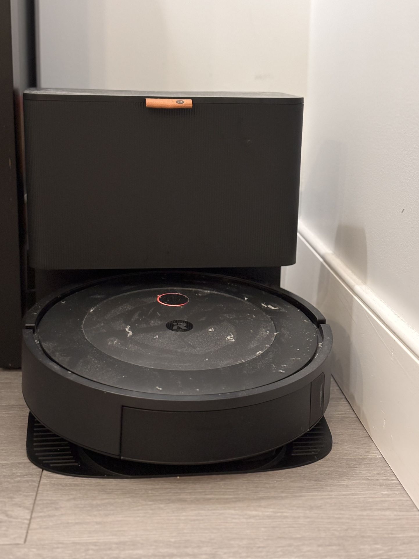 Roomba J5+ Vacuum & Mop Combo – Like New 