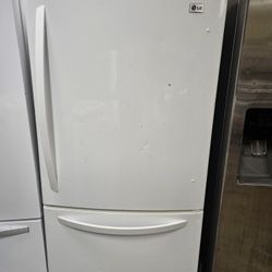 LG REFRIGERATOR GOOD WORKING CONDITION DELIVERY AVAILABLE FOR EXTRA FEE 