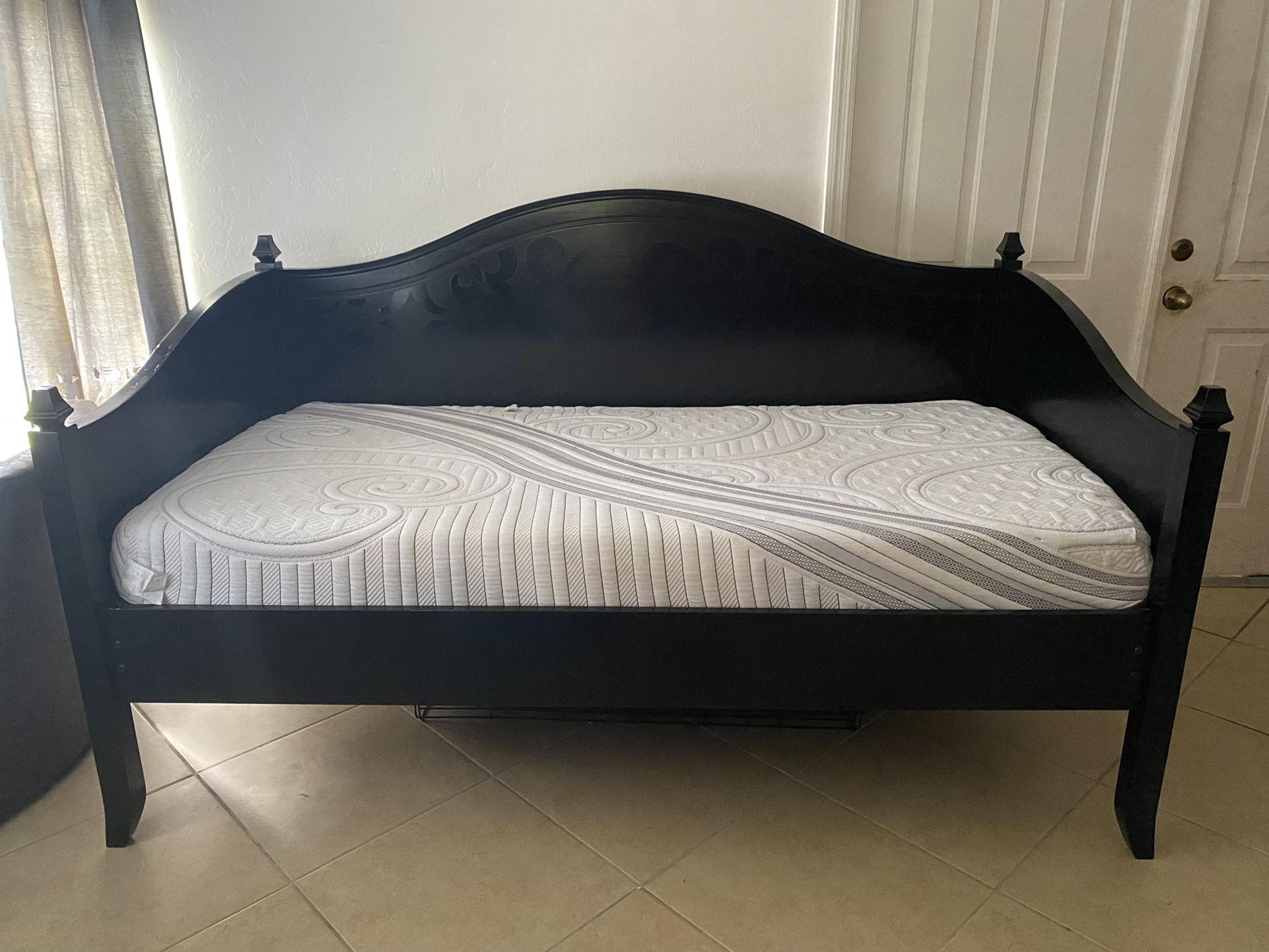Black Daybed With Mattress 
