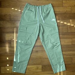*NEVER WORN** Nike Cargo Pants