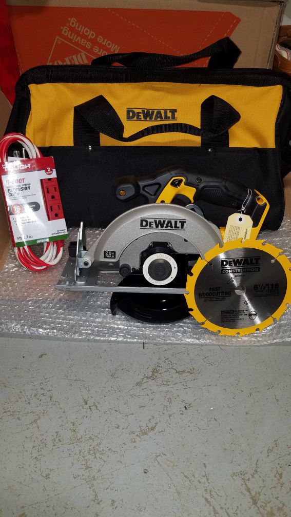 NEW Dewalt 20v MAX circular saw with blade and large contractors bag