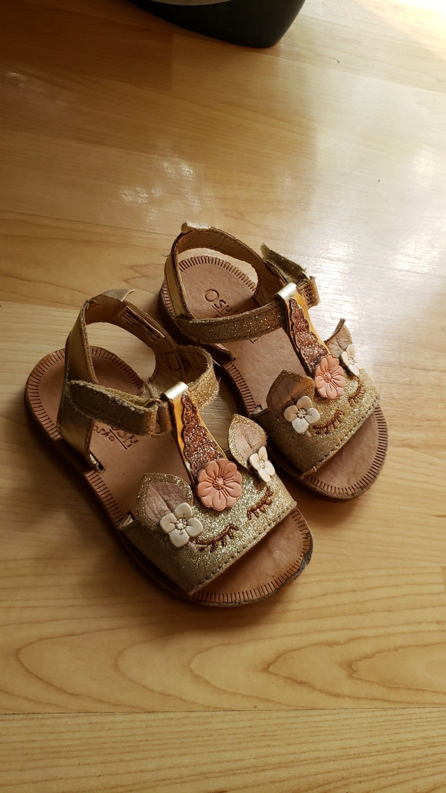 Girl's sandals