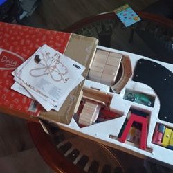 Melissa & Doug's Deluxe 130 Piece Wooden Railroad Set