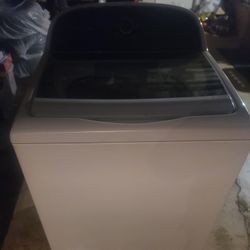 $300 OBO Like New! Whirlpool Cabrio 3.8 cu. ft. 13 Cycle Top Loading Washer White