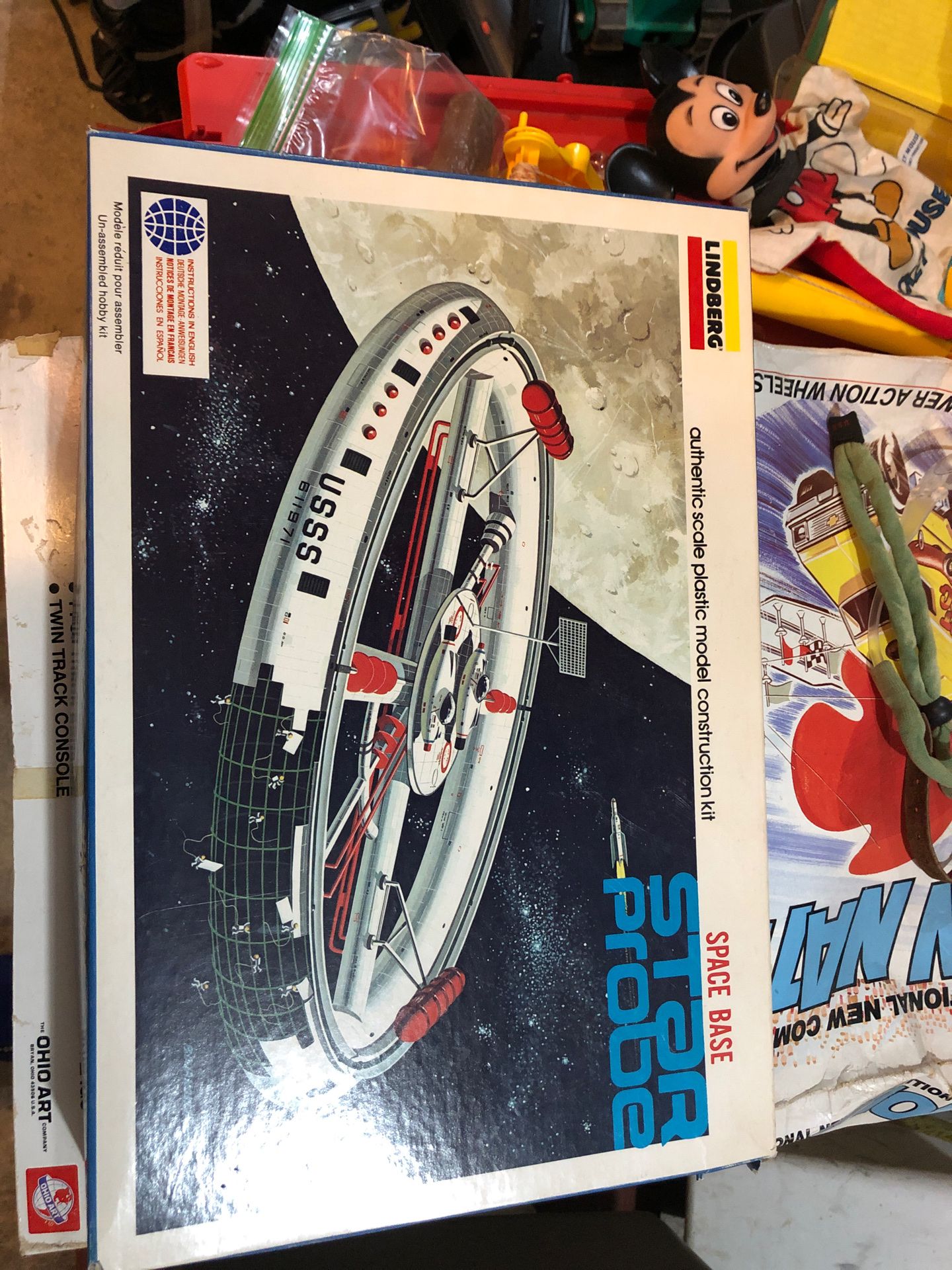 Vintage model Lindberg Star Probe space base