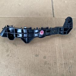 2015,2016,2017,2018,2019,2020,2021 Lexus NX300h Front Bumper Left Side Retainer