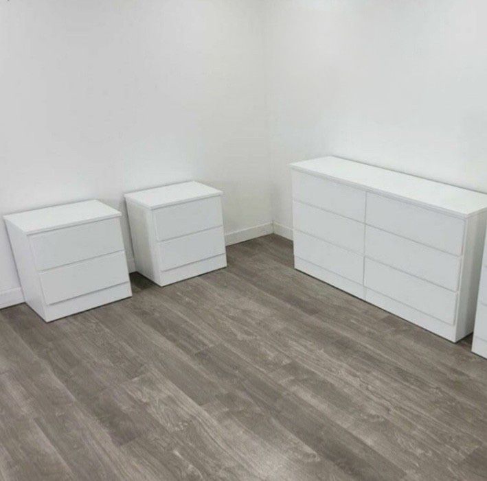 Dresser And 2 Nightstands // Cómoda Y 2 Mesitas De Noche