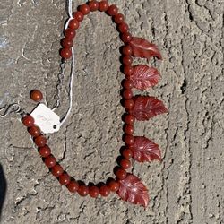 🍂 VINTAGE CARVED CARNELIAN LEAF NECKLACE 🍂