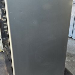 GOOD WORKING MINI FRIDGE 
