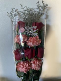 Flores arrangement roses and carnations para Mother’s Day.
