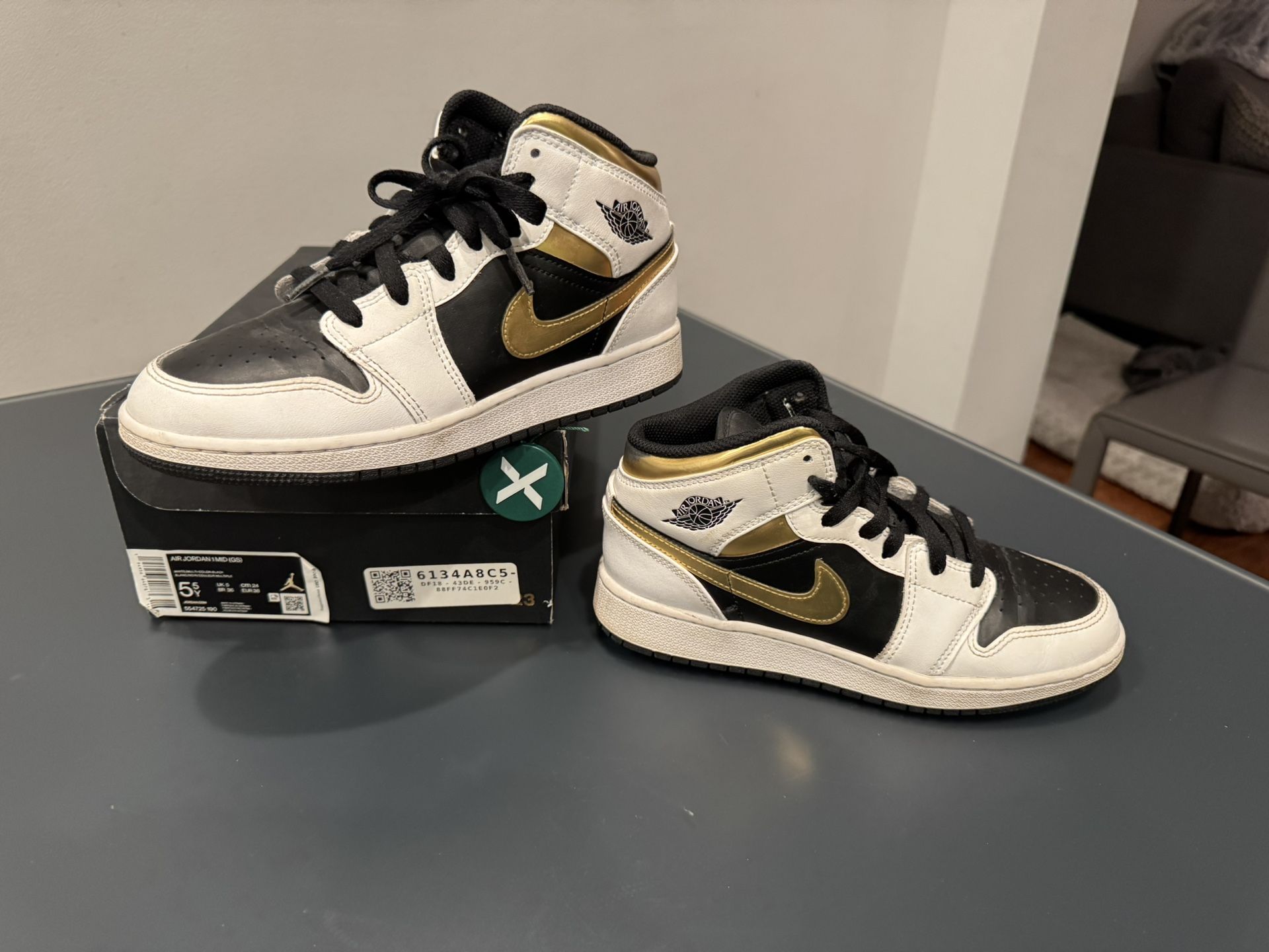 Air Jordan 1 Mid GS. Size 5.5 US.