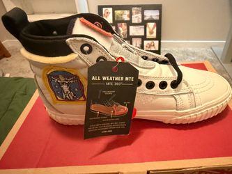 Vans NASA Sk8 Hi never worn size 5.5