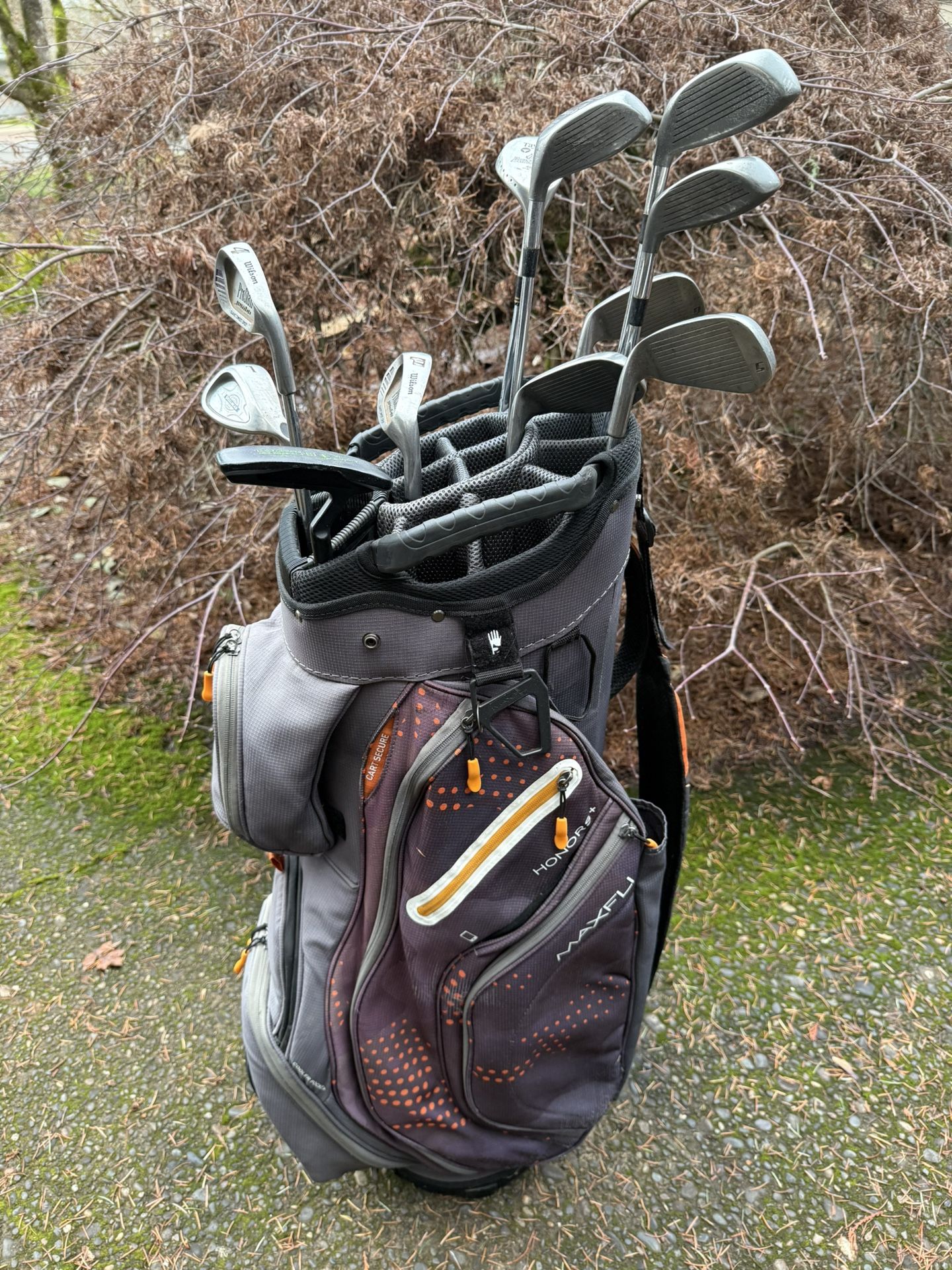 Golf Clubs (Maxfli Bag)