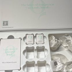 Qure Micro infusion + Qure Red light Mask (does Not Hold Charge) 