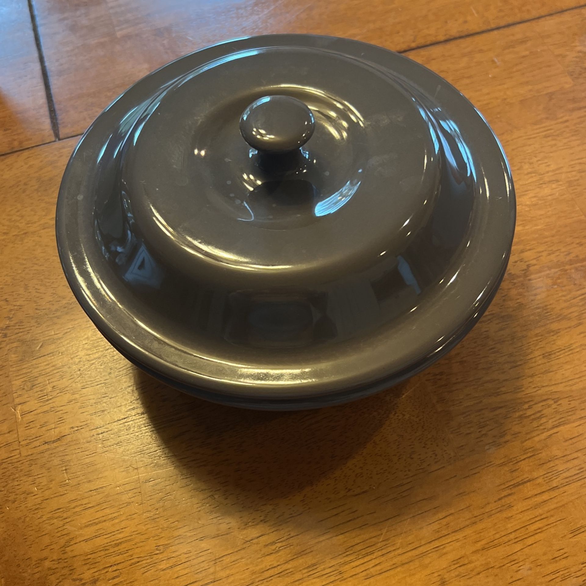 Pampered Chef 9" Round Covered Baker Stoneware 6 Cups - Gray stone - Used