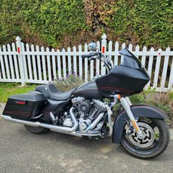 2013 Harley Davidson Road Glide Custom. Excellent Condition! Low Miles! Clean Title
