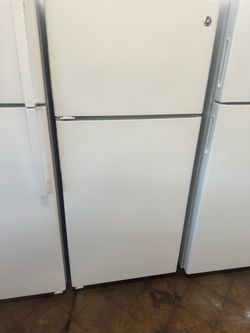 USED GE 16 CU FT REFRIGERATOR