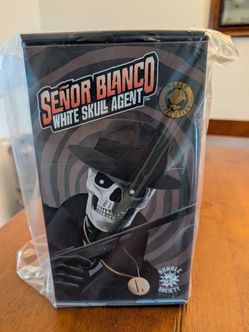Mezco One:12 Collective White Skull Agent: Señor Blanco