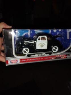 Vintage Highway Patrol Couple 1:24 Scale Diecast Collectable New Construction in Original Box