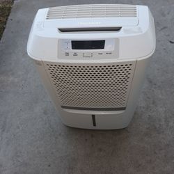 FRIGIDAIRE DEHUMIDIFIER MODEL FAD504DWDA 