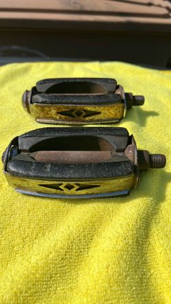 SCHWINN BOW PEDALS