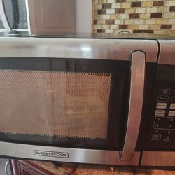 Black+Decker microwave in excellent condition