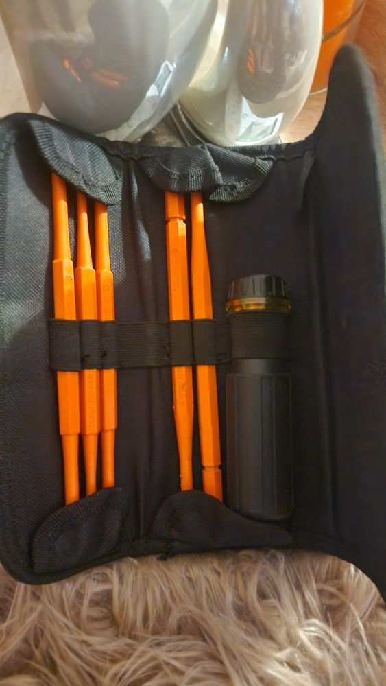 Klein Tools 32288 Insulated Screwdriver, 8-in-1 Screwdriver Set with Interchangeable Blades, 3 Phillips, 3 Slotted and 2 Square Tips