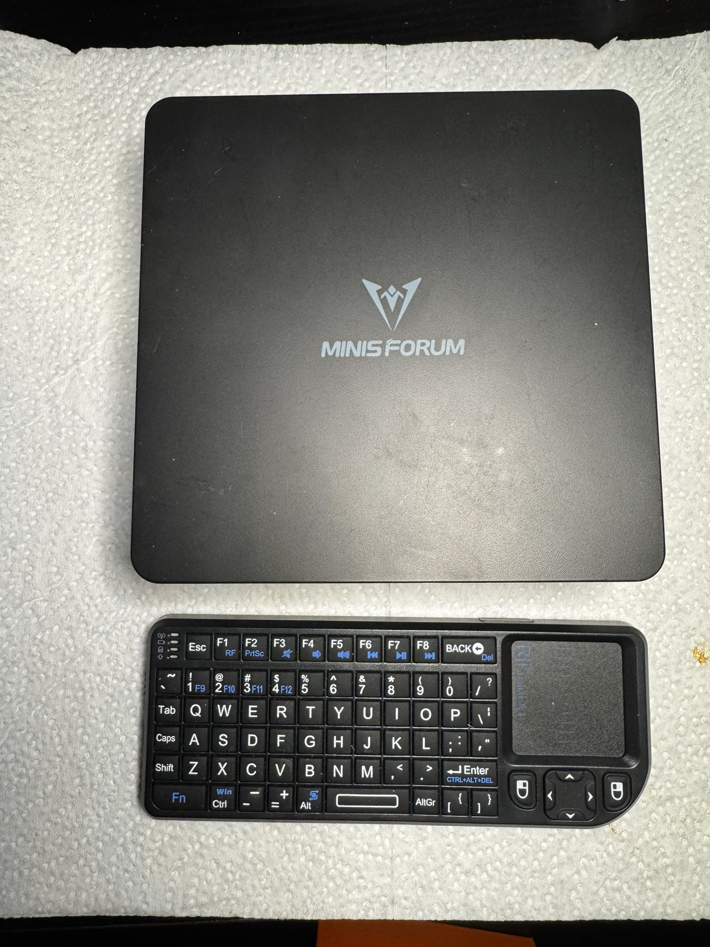 MINISFORUM UM690L Slim Mini PC AMD Ryzen 9 6900HX 32Gb 1Tb