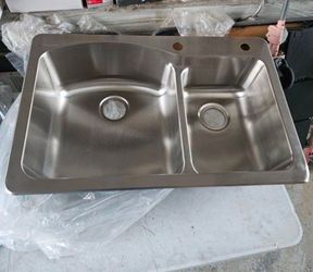 New Glacier Bay Bratten 33 in. Drop-In 60/40 Double Bowl 18 G Stainless Steel Kitchen Sink. Retails Small dent!