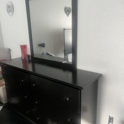 Like New Six Drawer With Mirror Dresser 