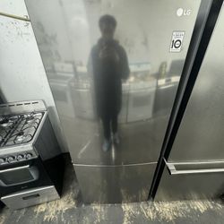 Fridge brand LG 28 wide like new with warranty
