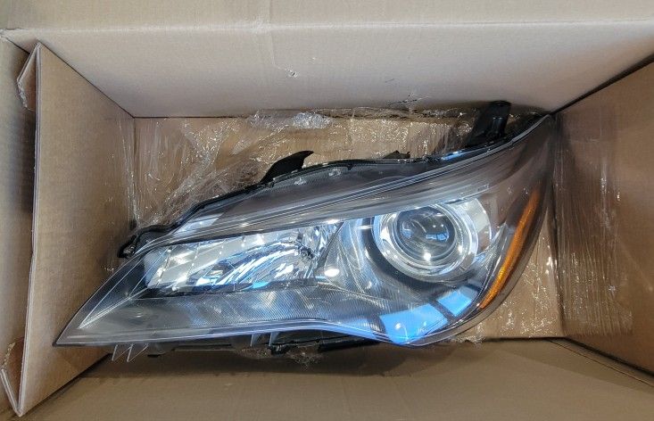 2015 to 2017 Toyota Camry OEM/Driver Side Headlight.