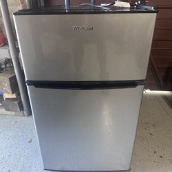 Whirlpool College Dorm Refrigerator and Freezer for Sale in Lutz, FL -  OfferUp