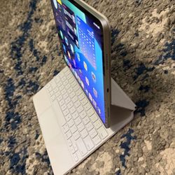 iPad Pro (12.9-inch) (6th generation) With Warranty 