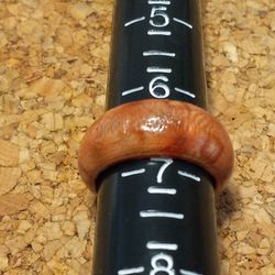POLISHED EXOTIC WOOD RING. SIZE 6.5