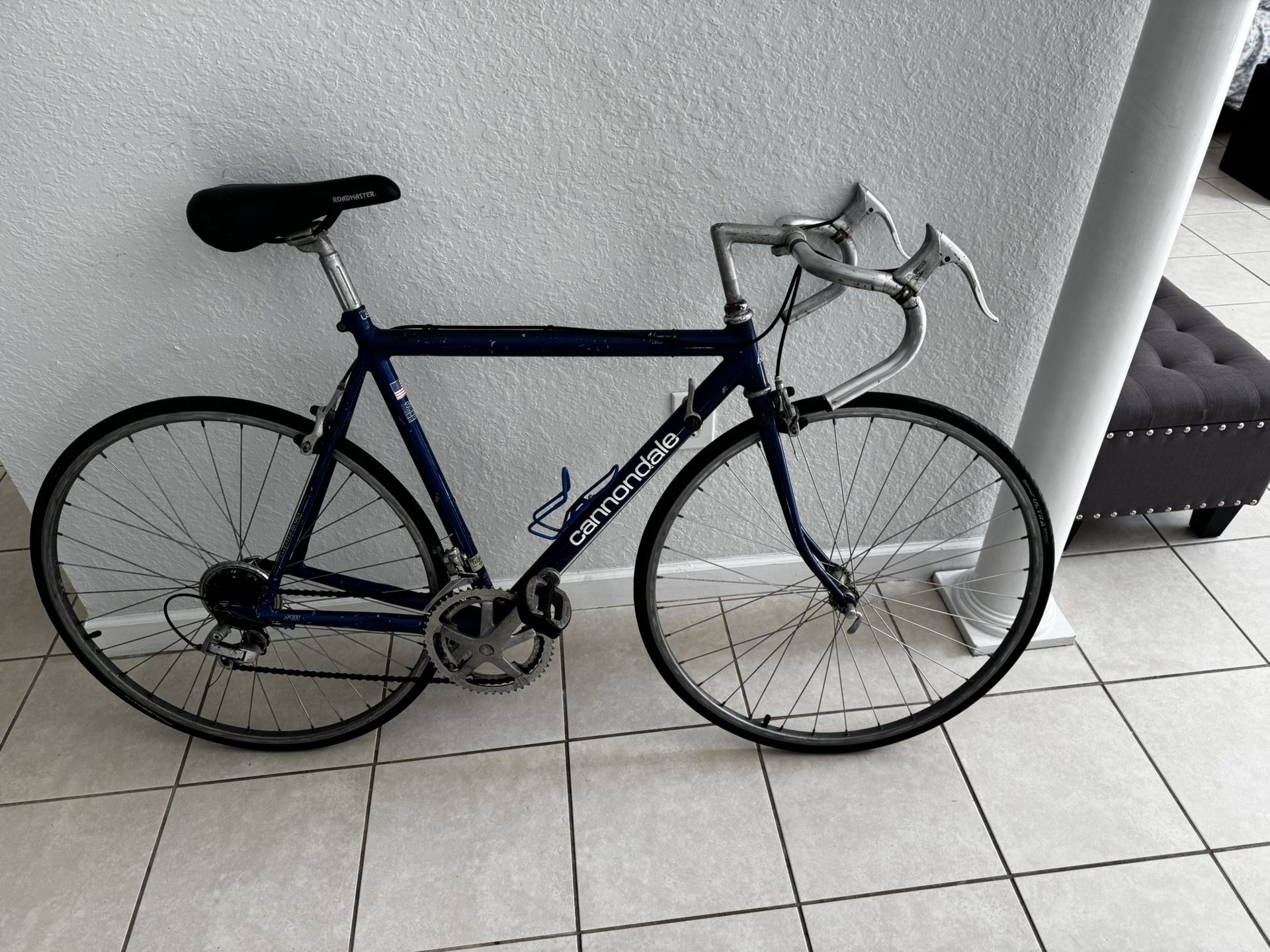 Cannondale road bicycle . 700X25. The lever that does the work of the middle changes is broken. Look the photos . But you can ride like this.