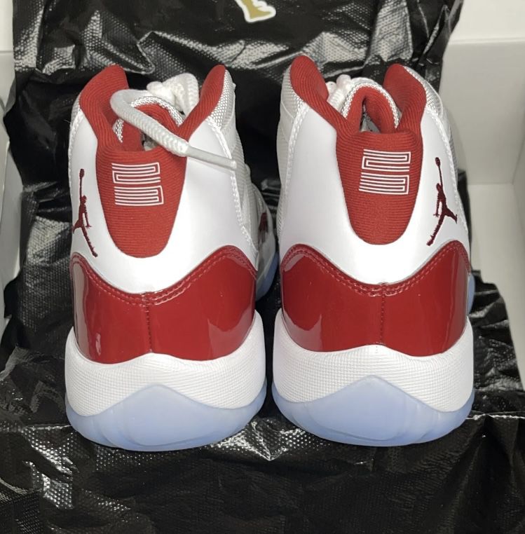 Nike Air Jordan 11 Retro Cherry 2022 size 7Y/GS