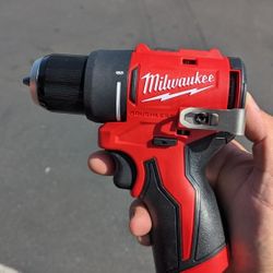 Milwaulkee M12 Subcompact Drill W/2amp Battery, Charger And Bag.