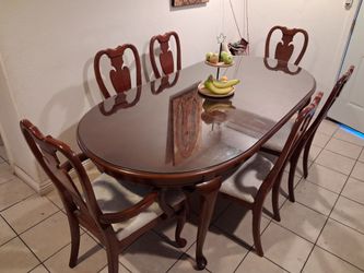 Beautiful Dinning room adjusting table with Chairs