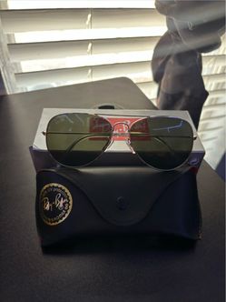 Raybans Aviator sunglasses
