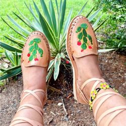 Women's Junior's Leather Cactus Flower Sandal Huaraches 