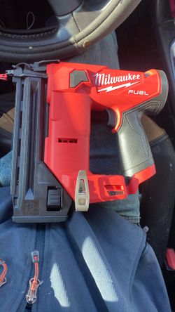 Milwaukee M12 18 G Brad Nailer