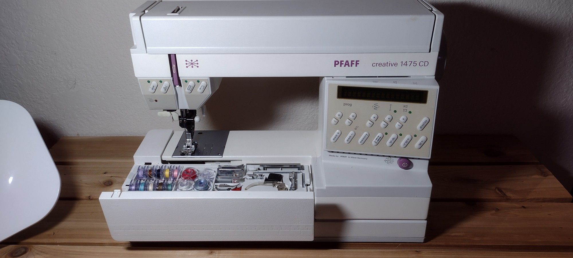 Pfaff Creative 1475 CD Sewing Machine w/ case