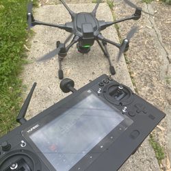 Yuneec typhoon H. Pro/six gimbals/retractable landing gear/huge remote/tab! Helipad backpack w/ all  Accesories!new Battery !Trade