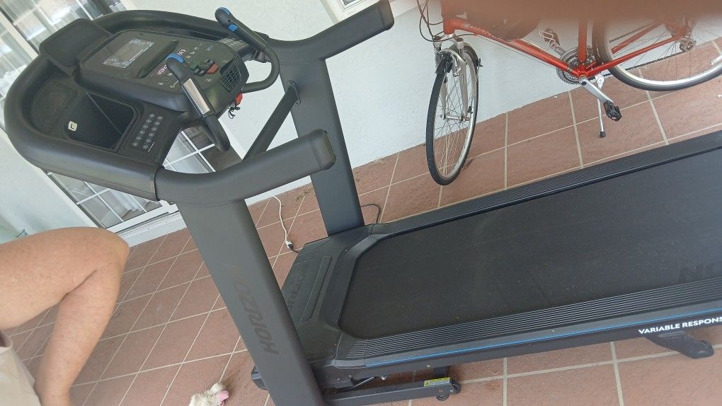 Horizon 7.4 AT-04 Treadmill