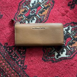 Michael Kors Jet Set Travel Large Leather Quarter-Zip Wallet Luggage