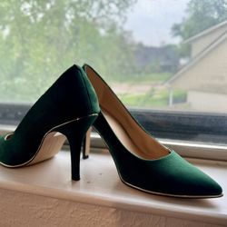 ANDREW MARC EMERALD GREEN SEUDE STILETTO HEELS ACCENTED WITH GOLD TRIM SIZE 7.5