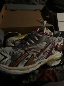 RESELLING CLOTHES COME CHECK US OUT AT @Grtrs.reselling on instagram