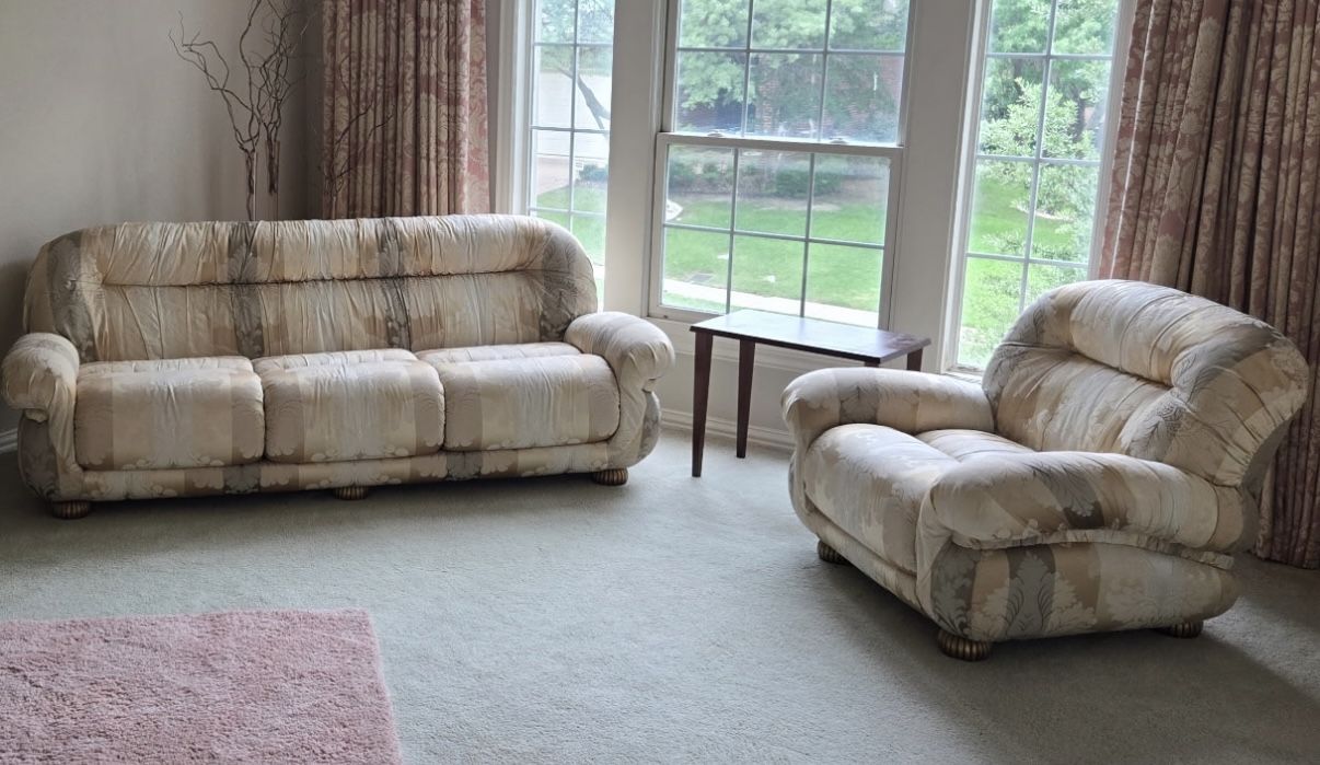 Cozy Vintage Couch & oversized chair set - great Condition!